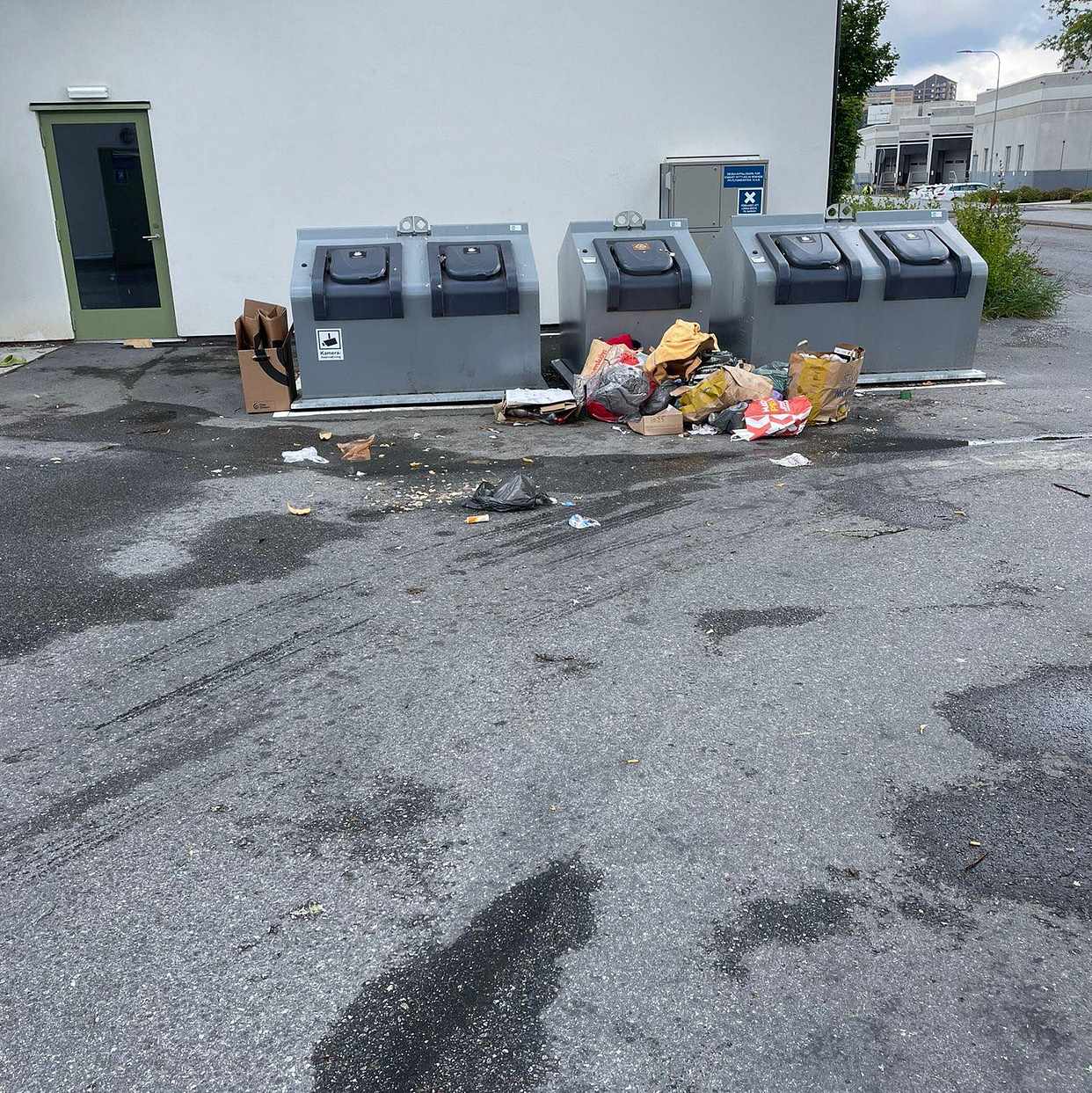 image of Allt skräp på marken. - Järfälla