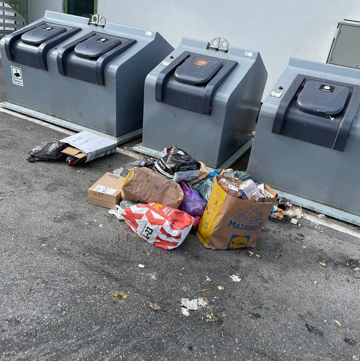 image of Allt skräp på marken. - Järfälla