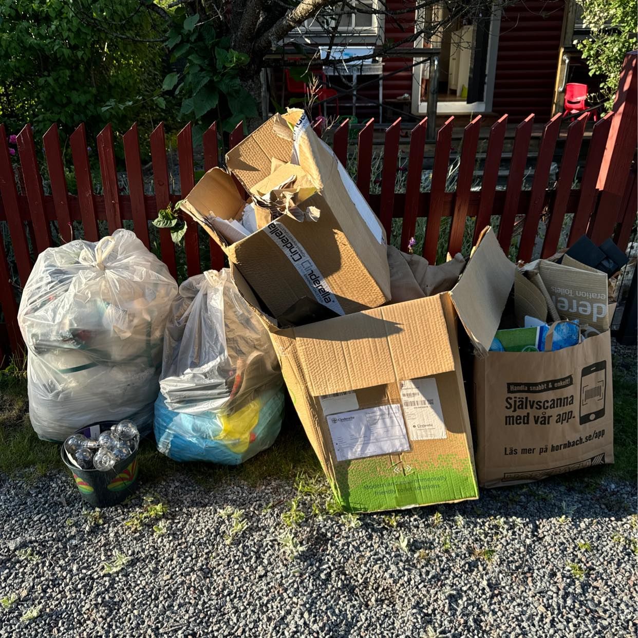 image of Papp trä och plast - Solna