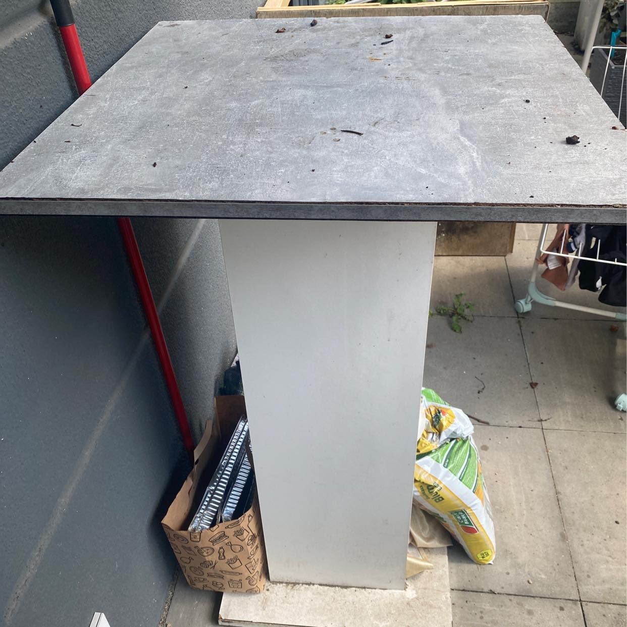 image of Old table and island - Berlin