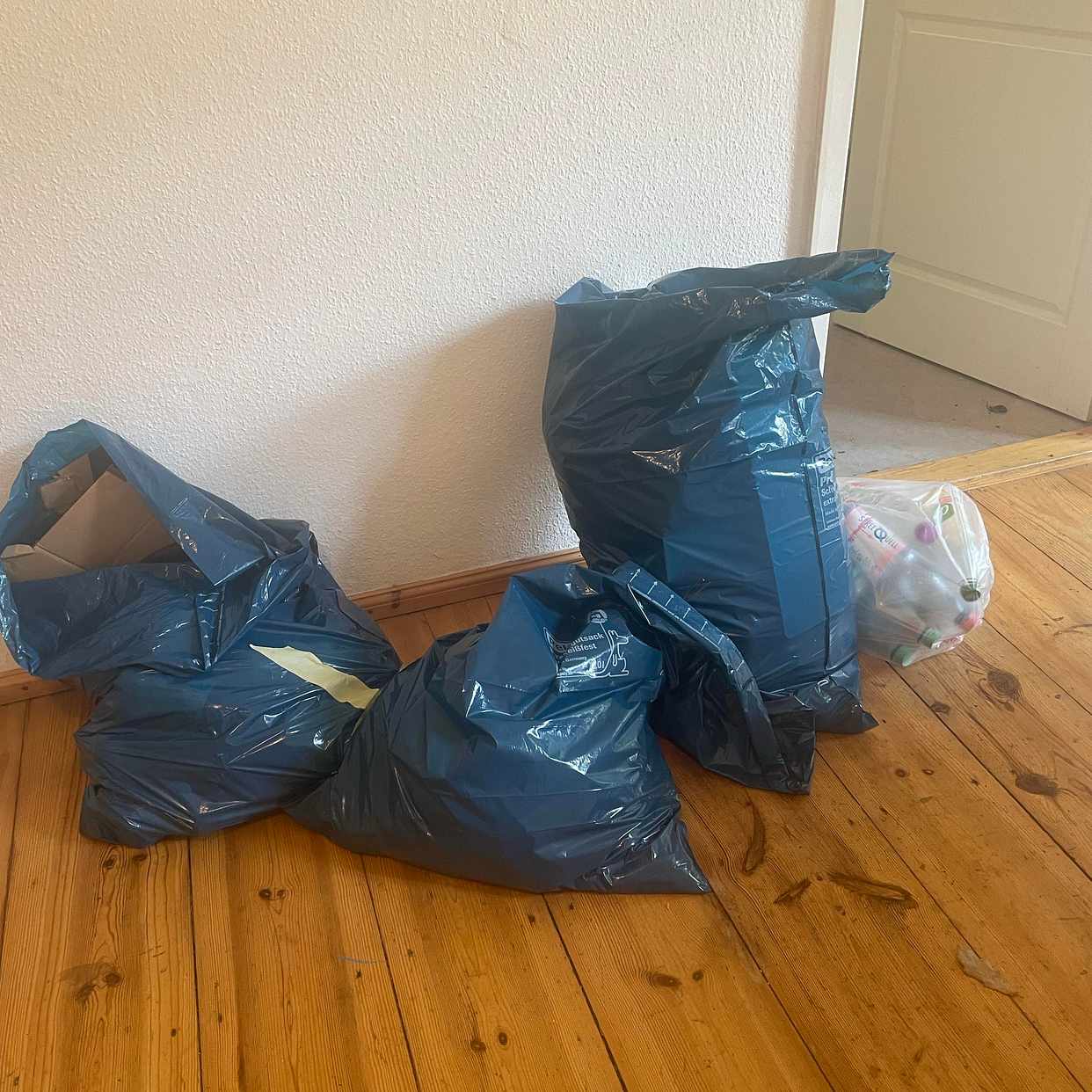 image of Garbage: blankets pillows - Berlin