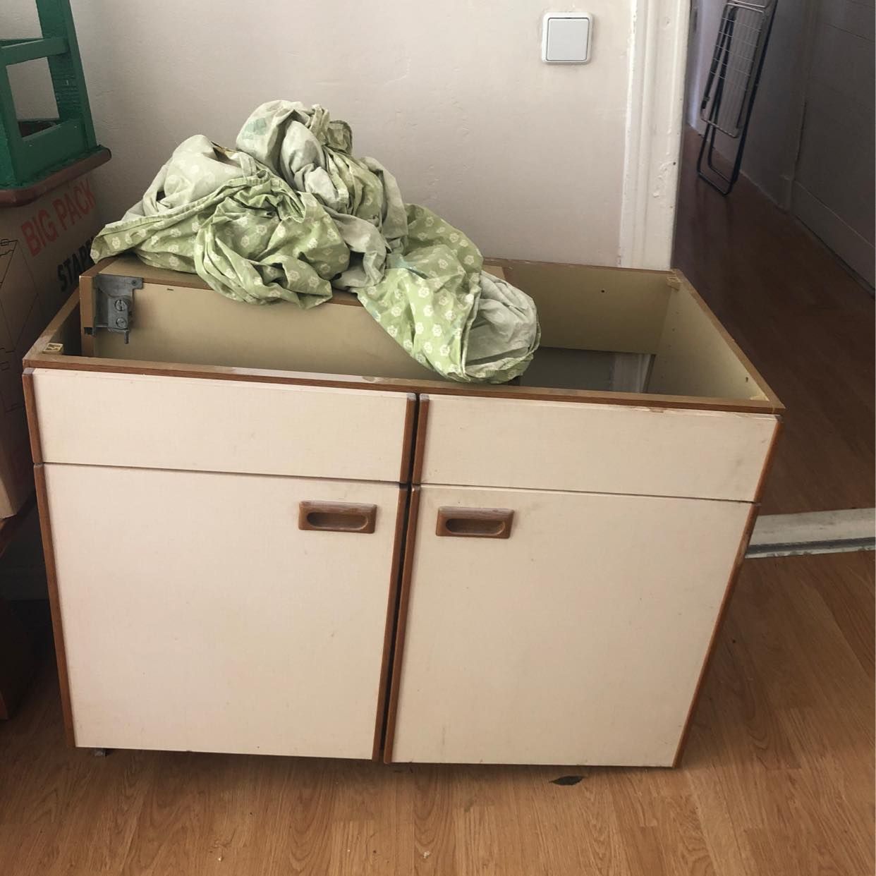image of dispose kitchen cabinets - Berlin