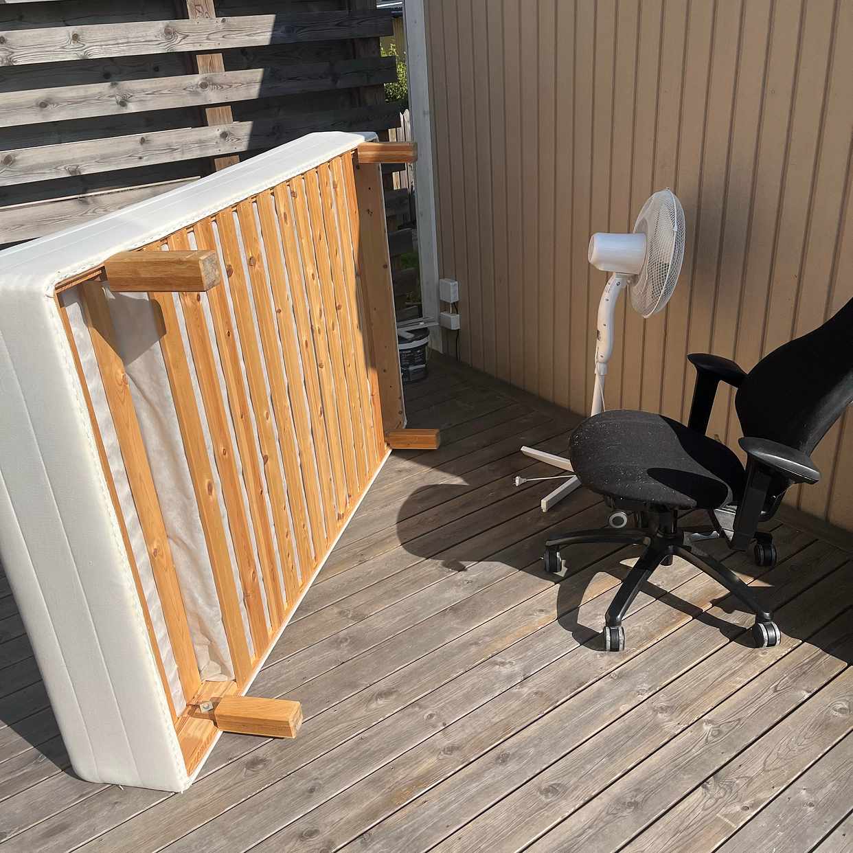 image of Säng, skrivbord, byrå - 