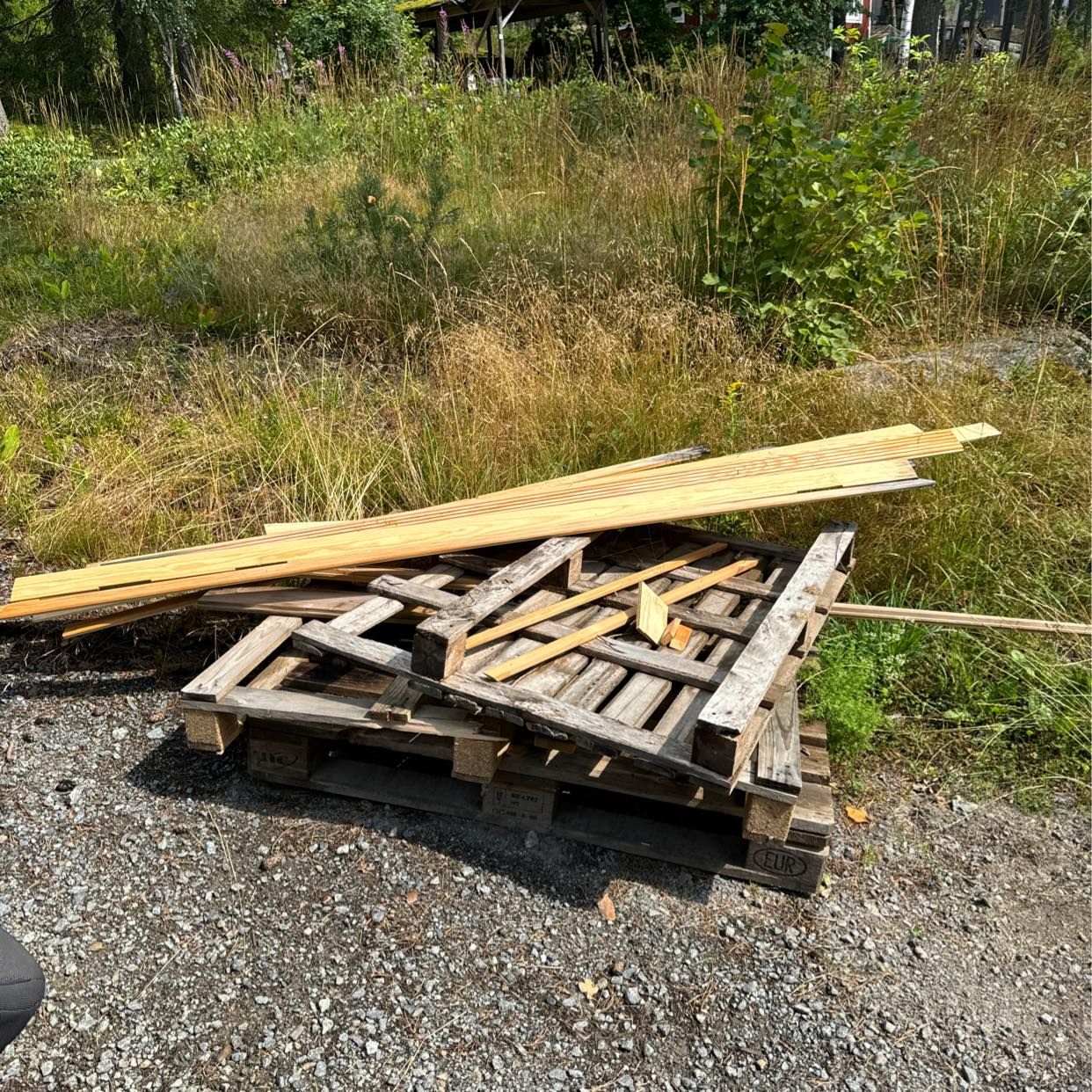 image of Lastpallar och träplankor - Saltsjö-Boo