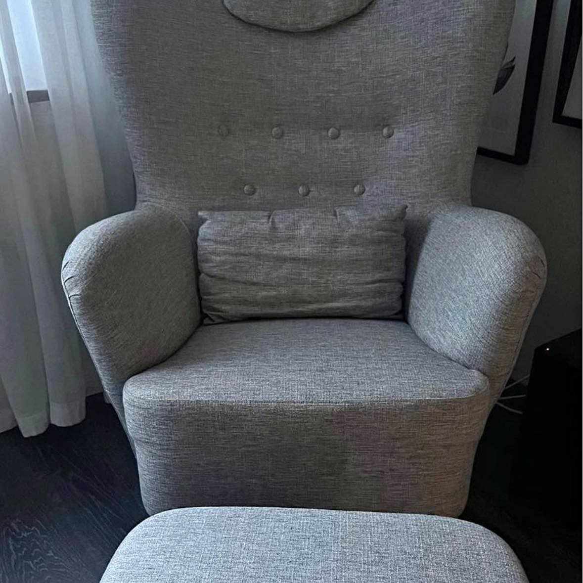 image of En fåtölj och fotpall - 
