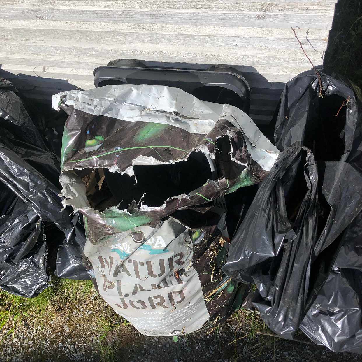 image of Trädgårdsavfall o plast - Älta