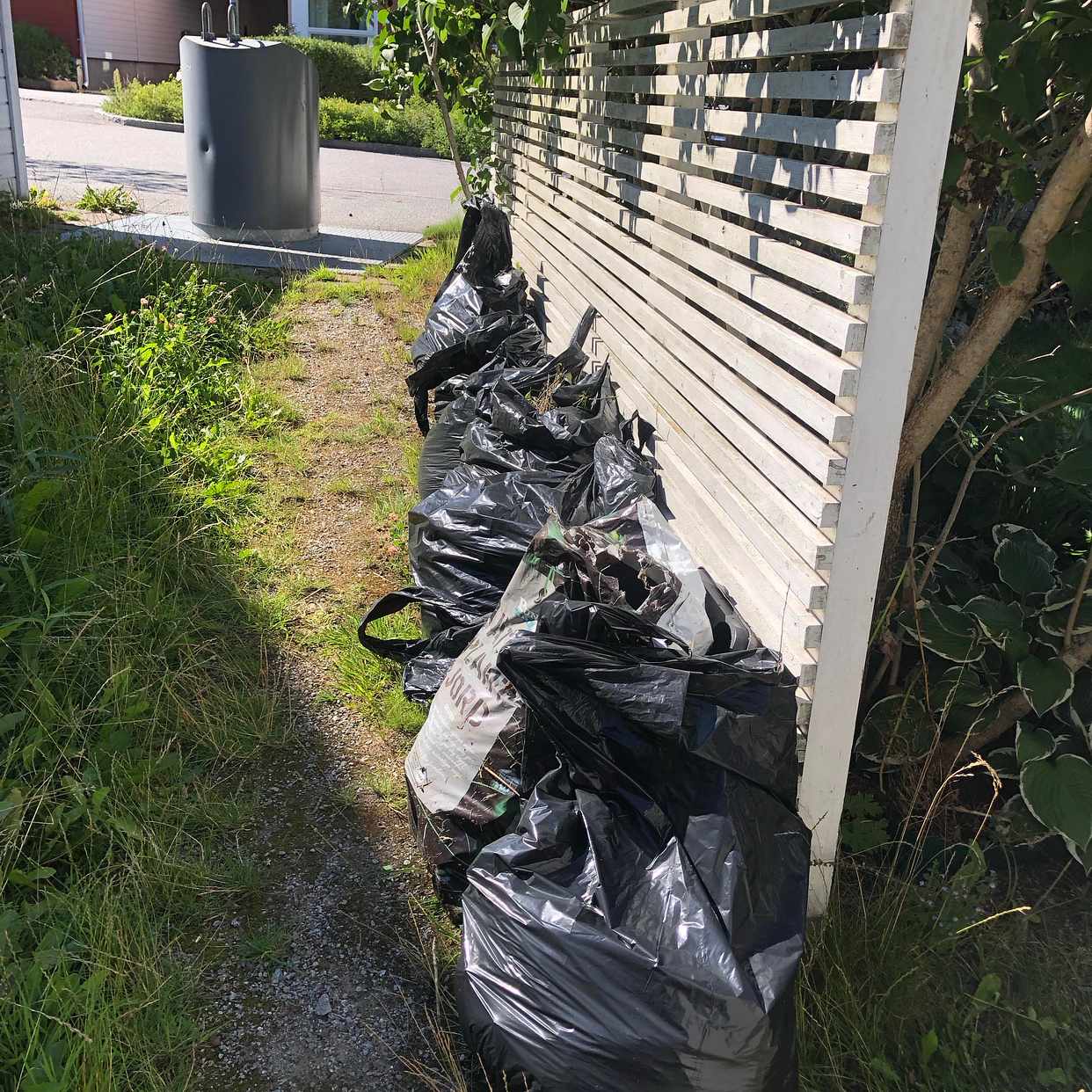 image of Trädgårdsavfall o plast - Älta