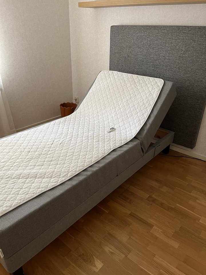 image of ställbar säng med gavel  - 