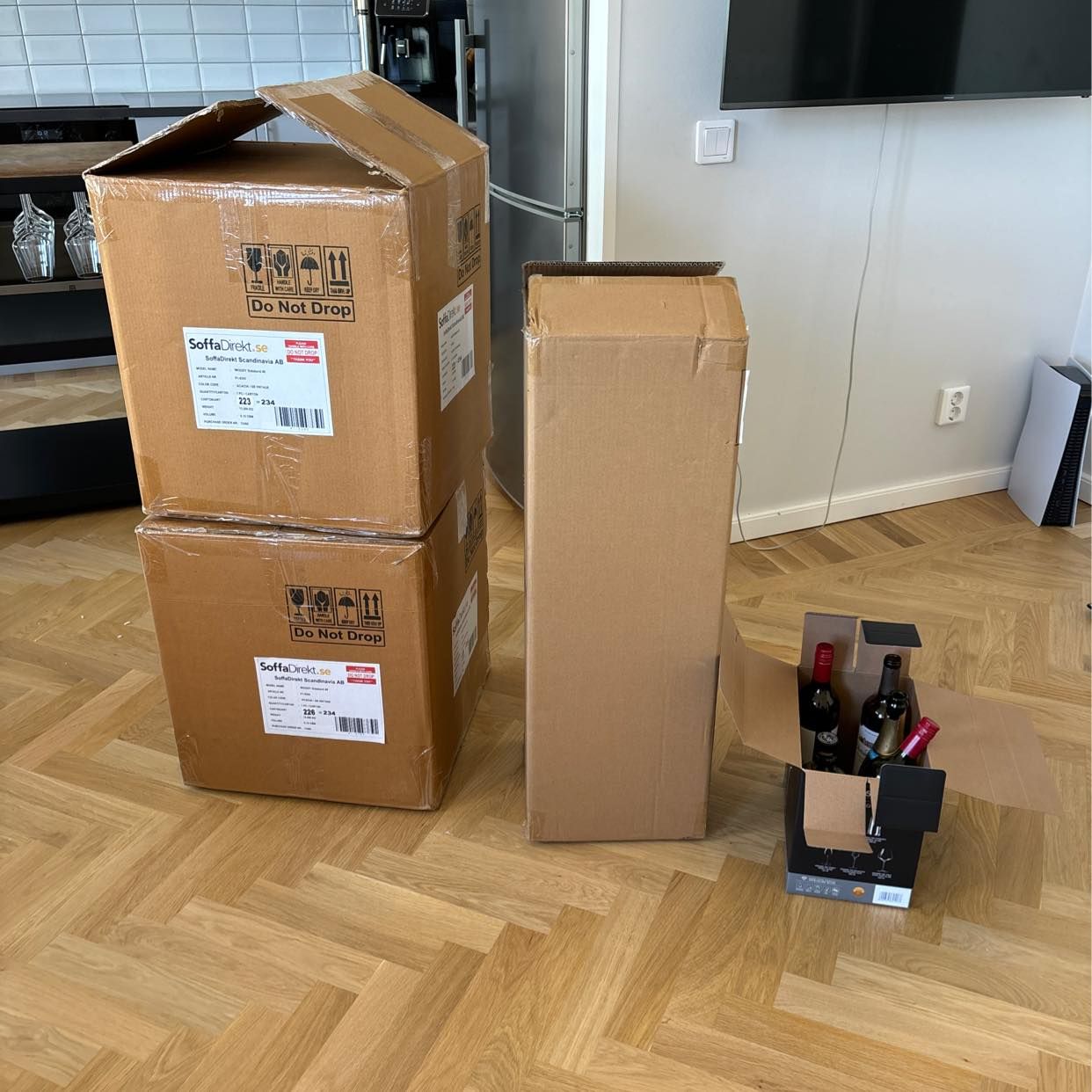 image of 3 kartonger + flaskor - Stockholm