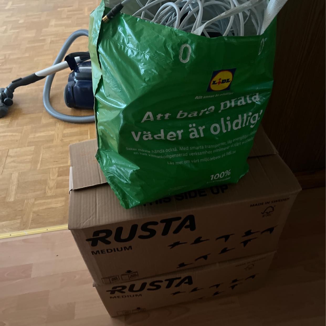 image of Flyttlådor och dammsugare - 