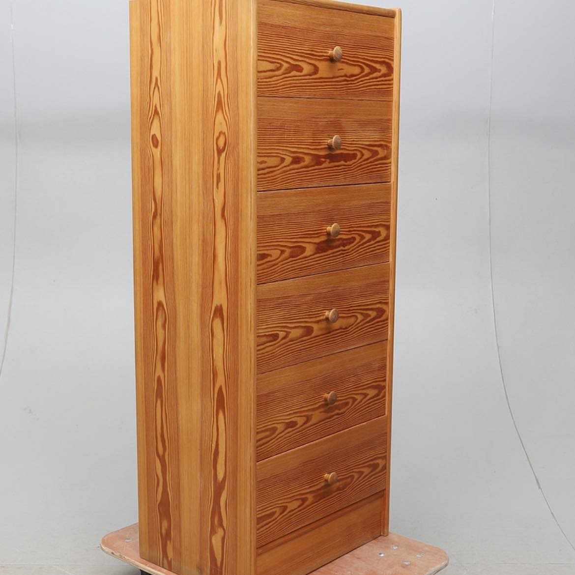 image of Moving a drawer (byrå) - 