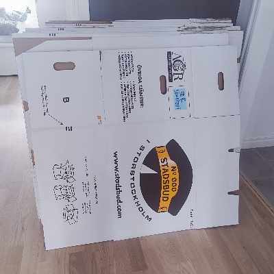 image of Flyttlådor och soffa  - 