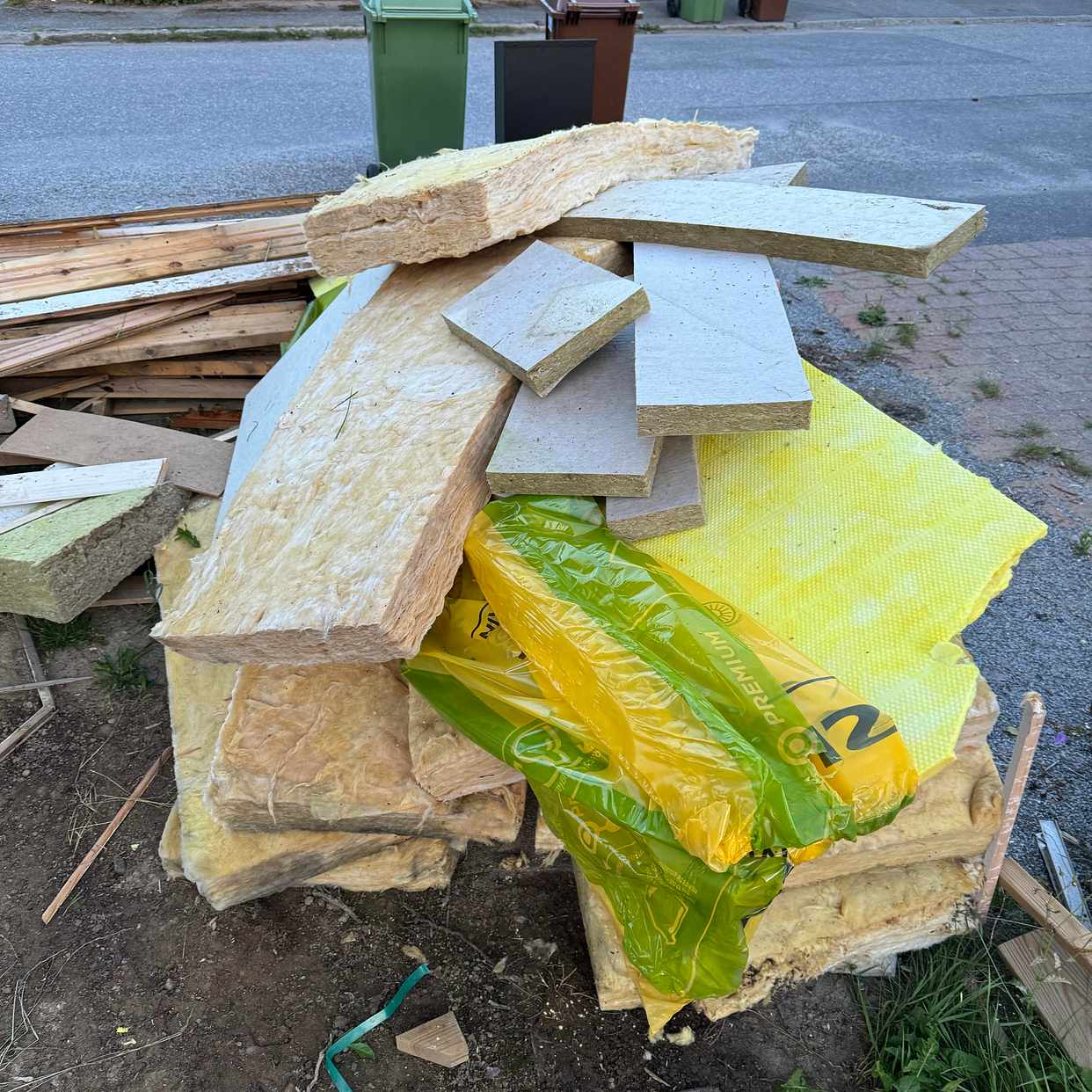 image of Byggavfall kastas - Österhaninge