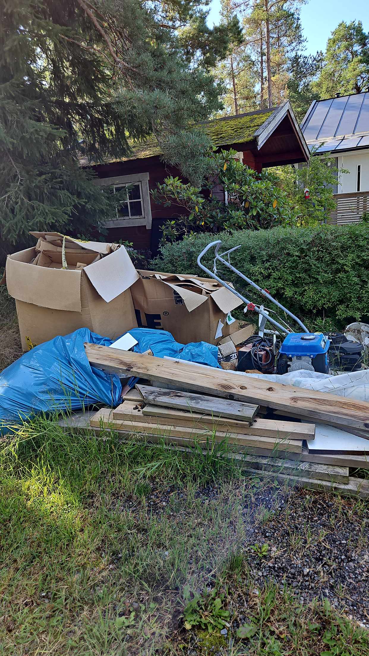 image of Byggsopor och wellpapp - Bro