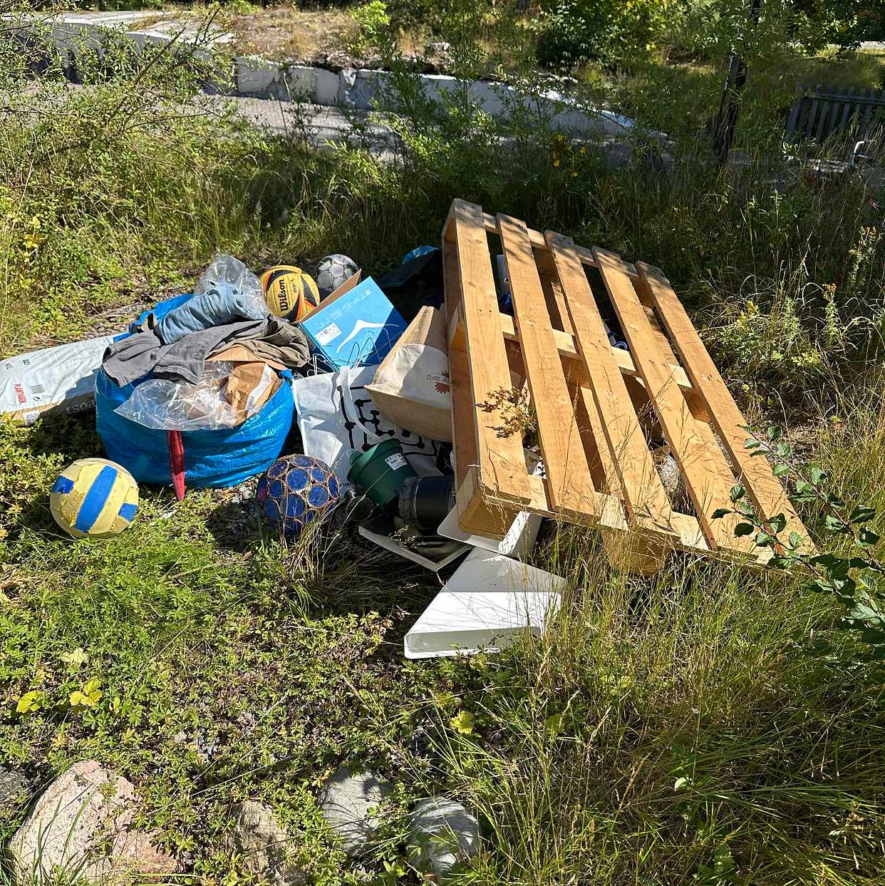 image of Diverse skräp slänges - Lidingö