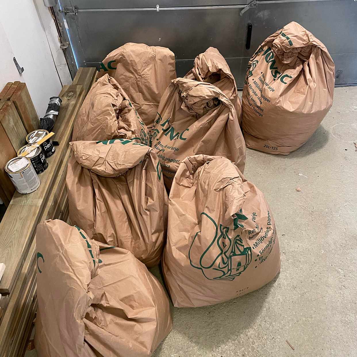 image of 7 säckar med jord - Täby