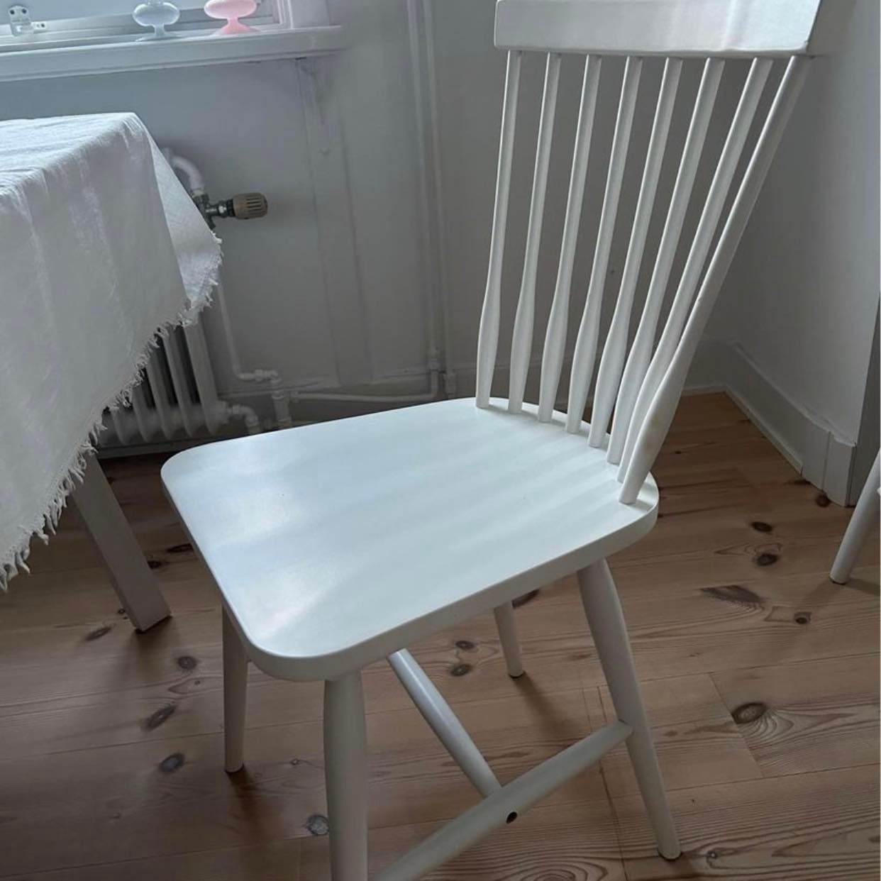 image of Table and 4 chairs - 