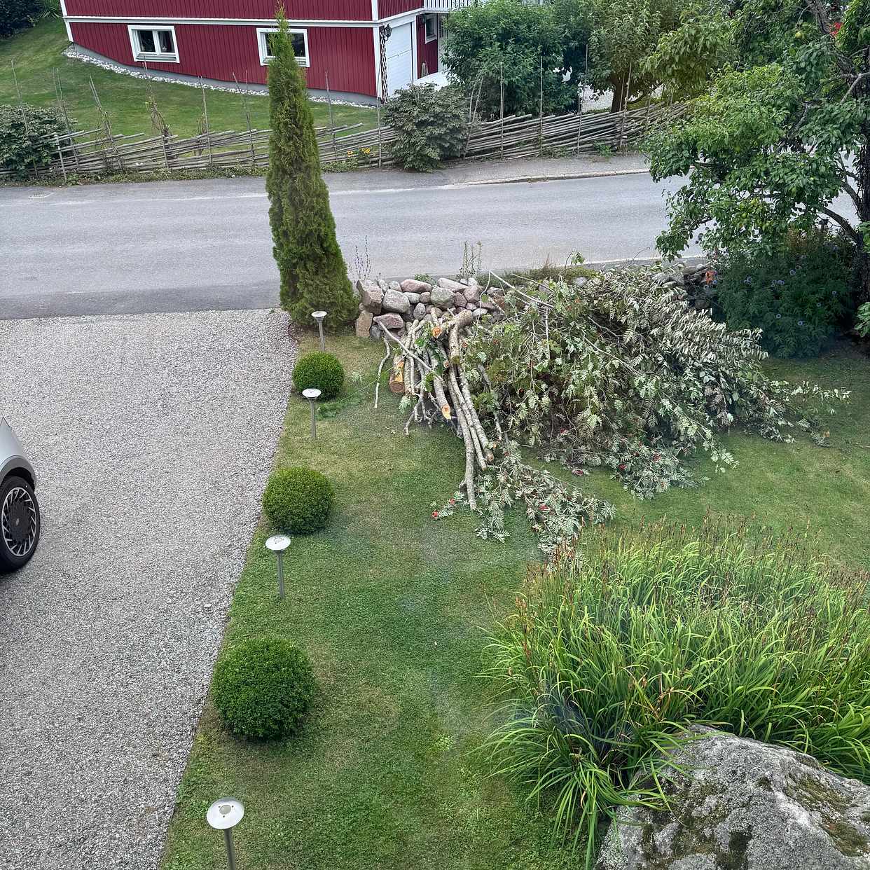 image of Nedmonterat träd. - Täby