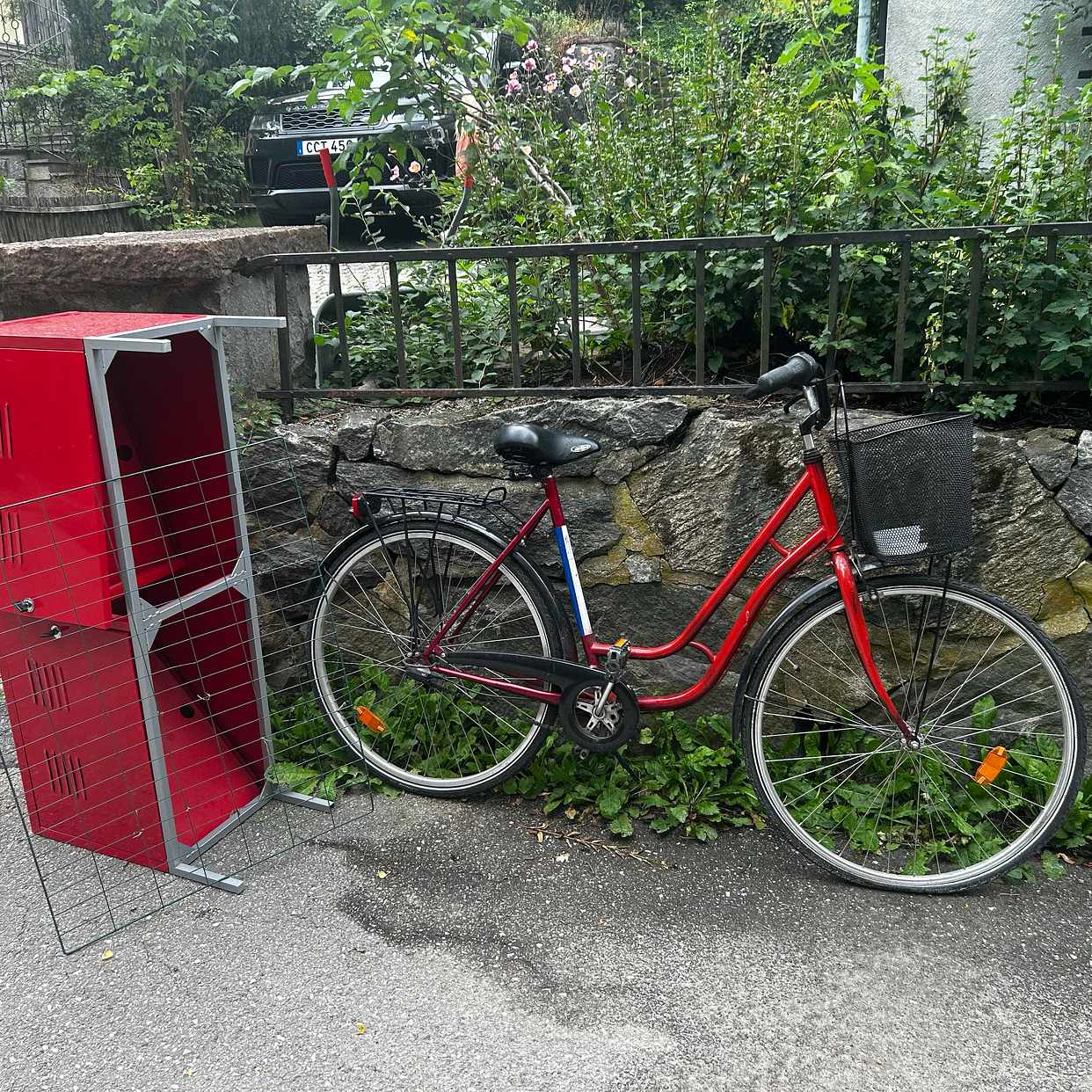 image of Slänga en cykel och skåp - Bromma