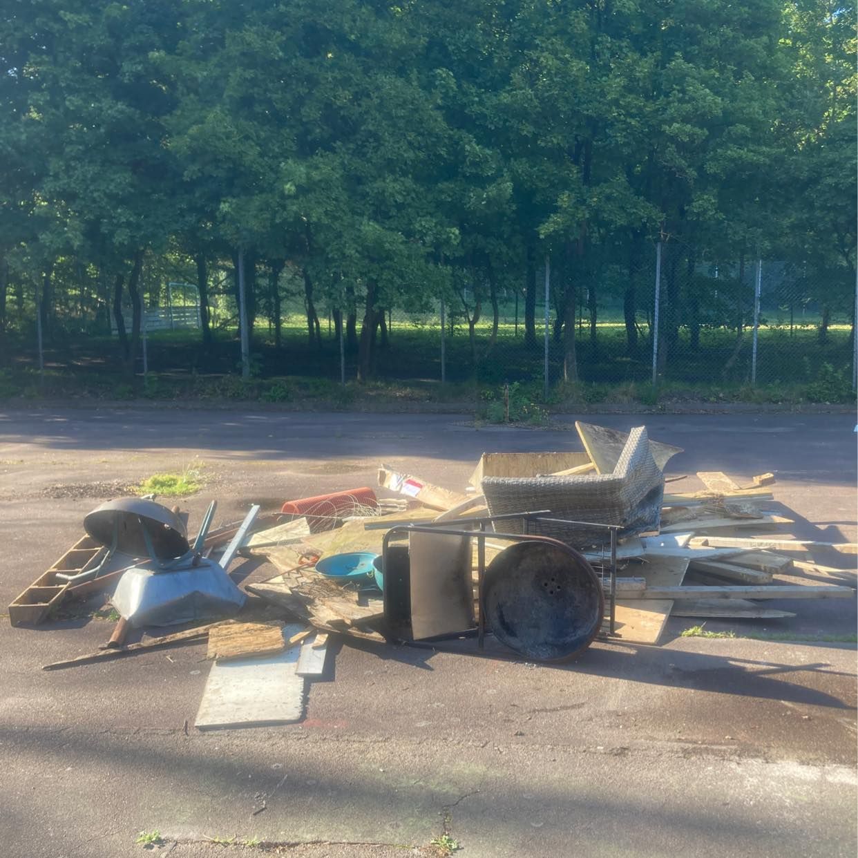 image of Trä, metall, avfall. - Hisings Backa