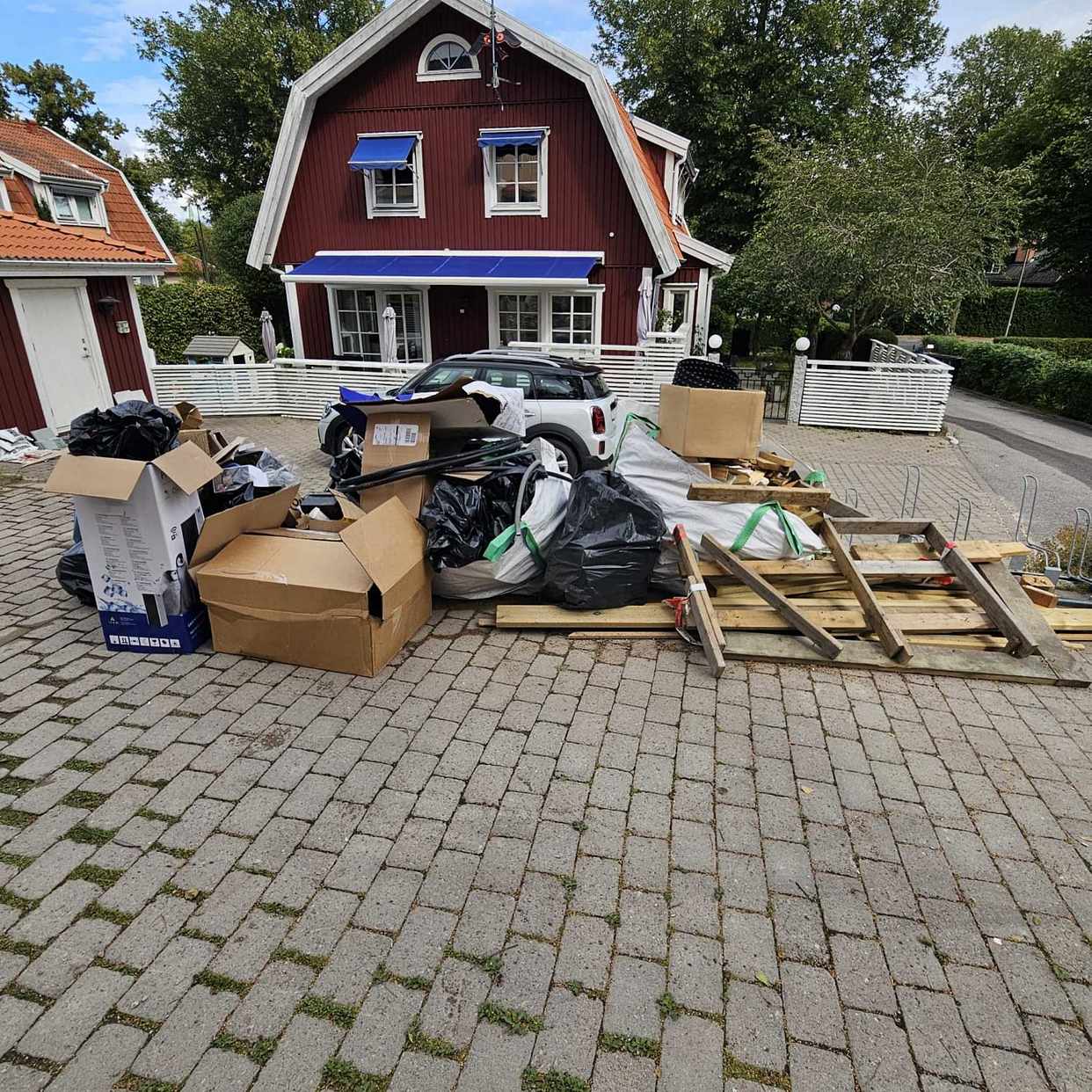 image of Skräp efter byggprojekt - Bromma