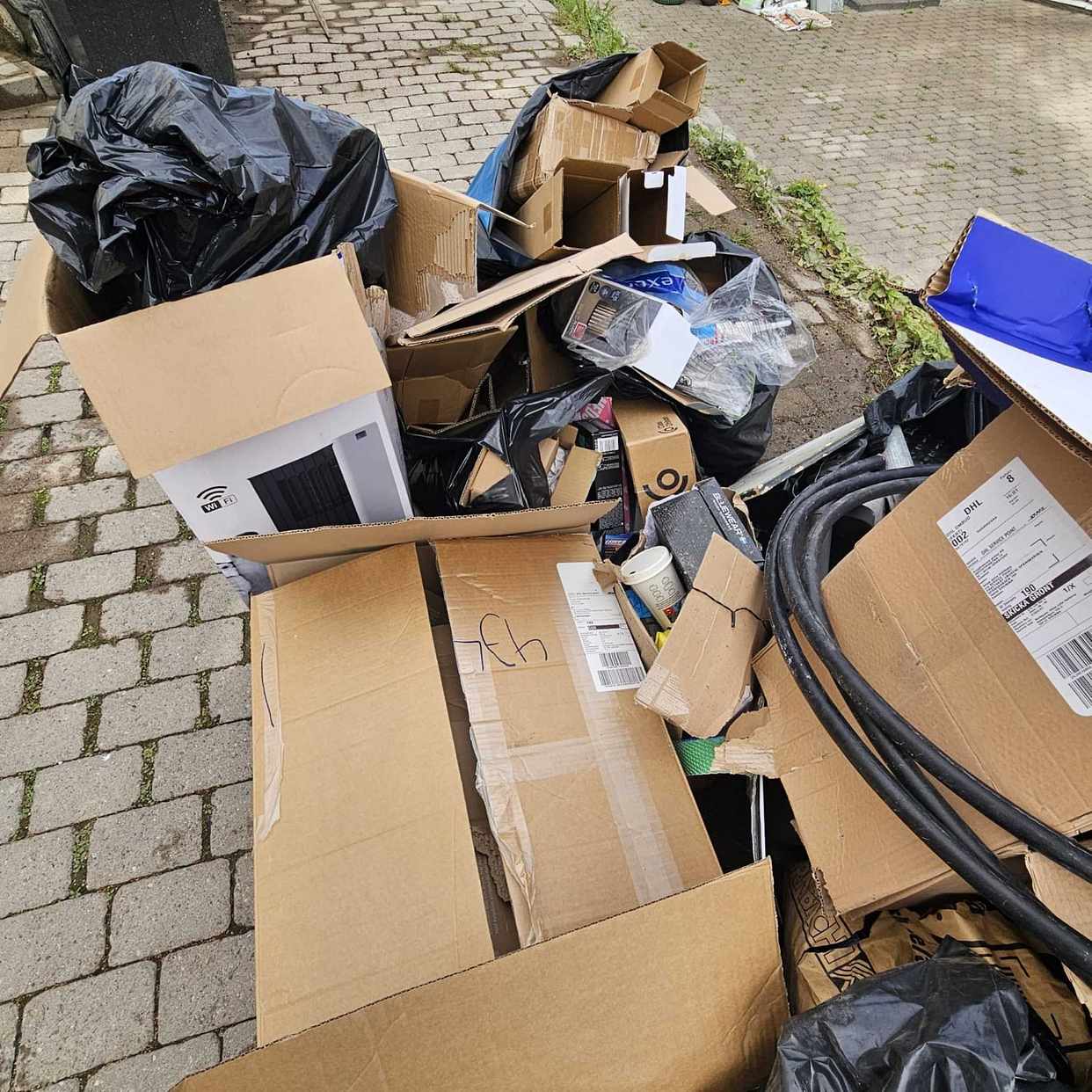 image of Skräp efter byggprojekt - Bromma