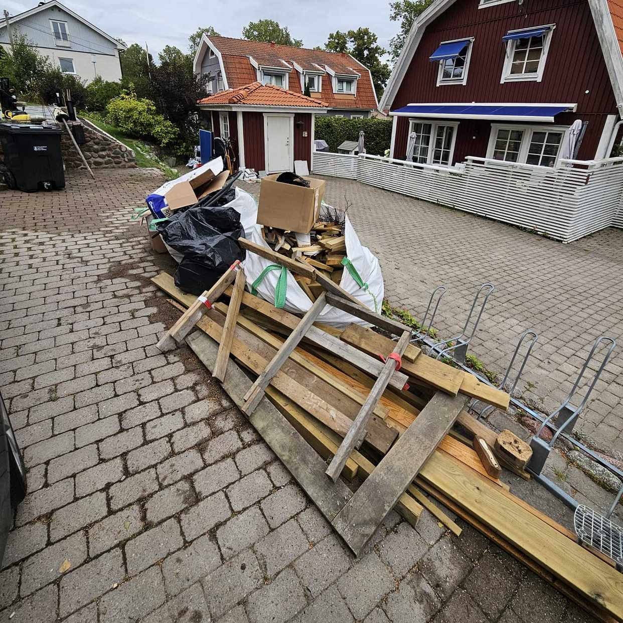 image of Skräp efter byggprojekt - Bromma