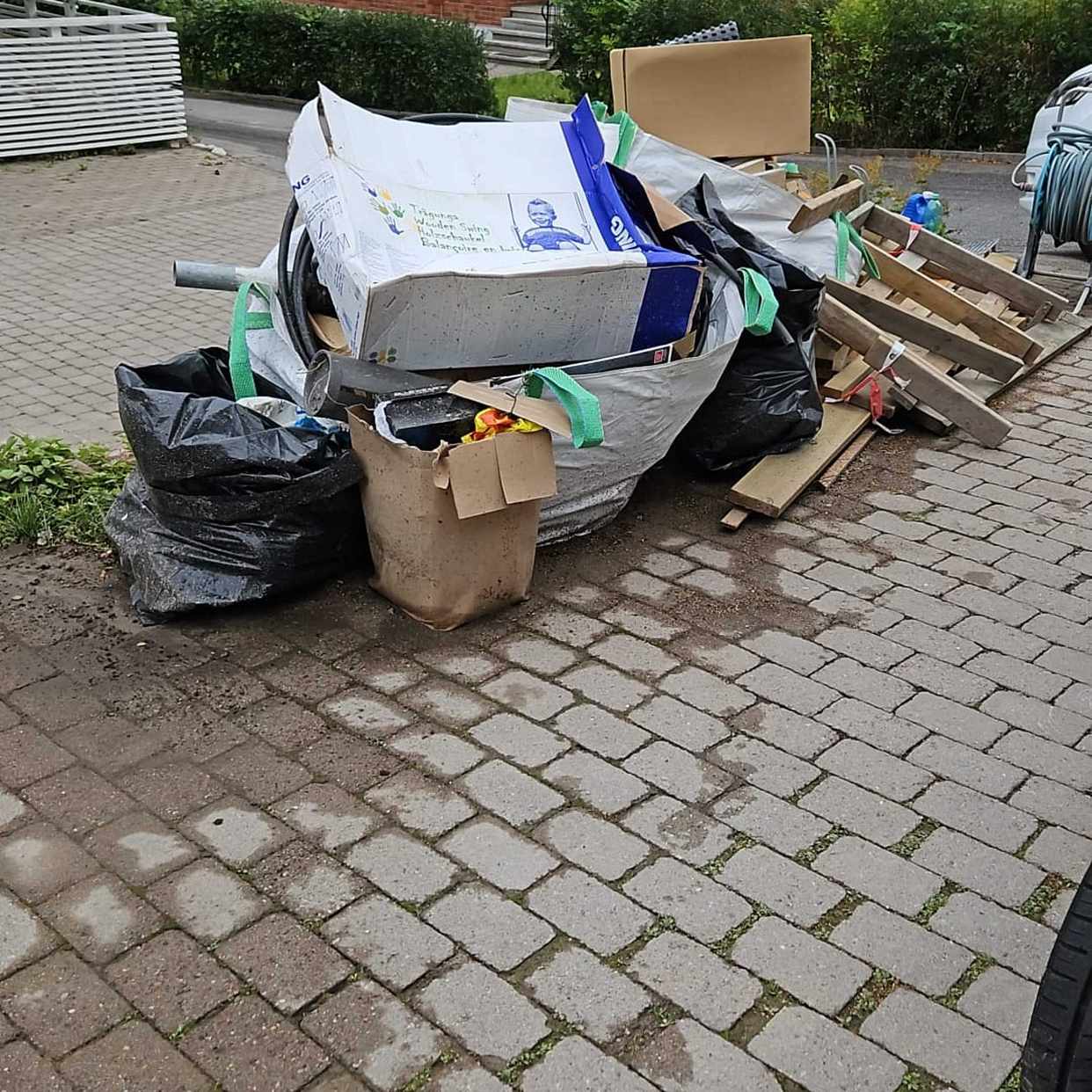 image of Skräp efter byggprojekt - Bromma