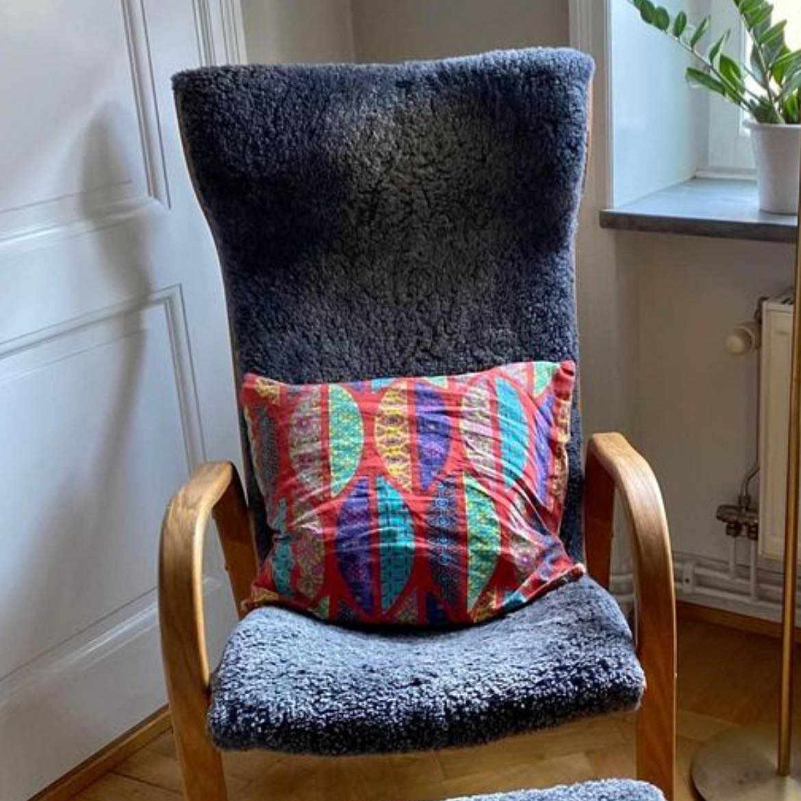 image of Fåtölj med pall - 