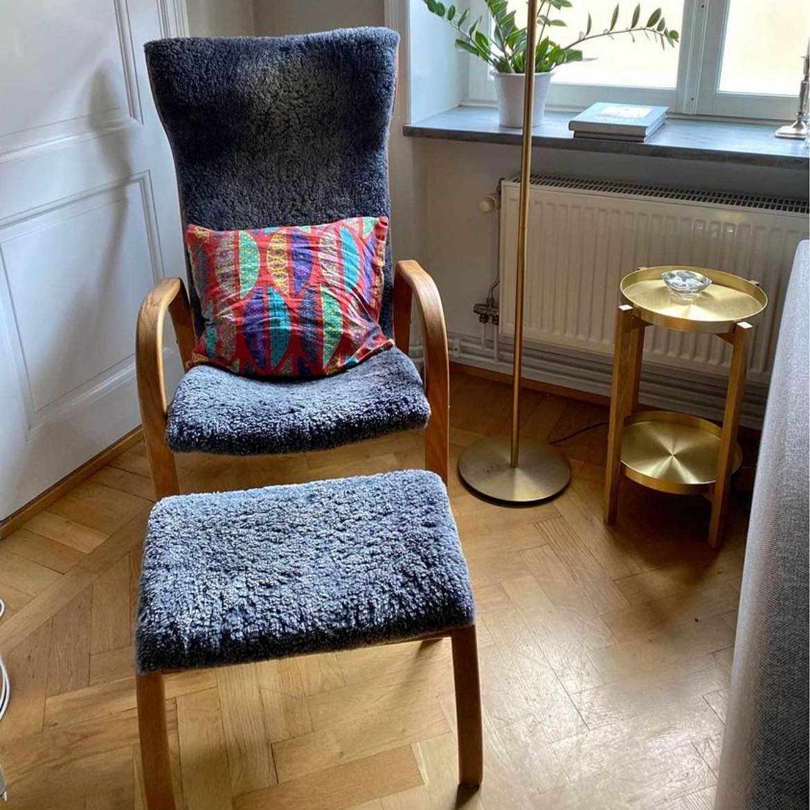 image of Fåtölj med pall - 