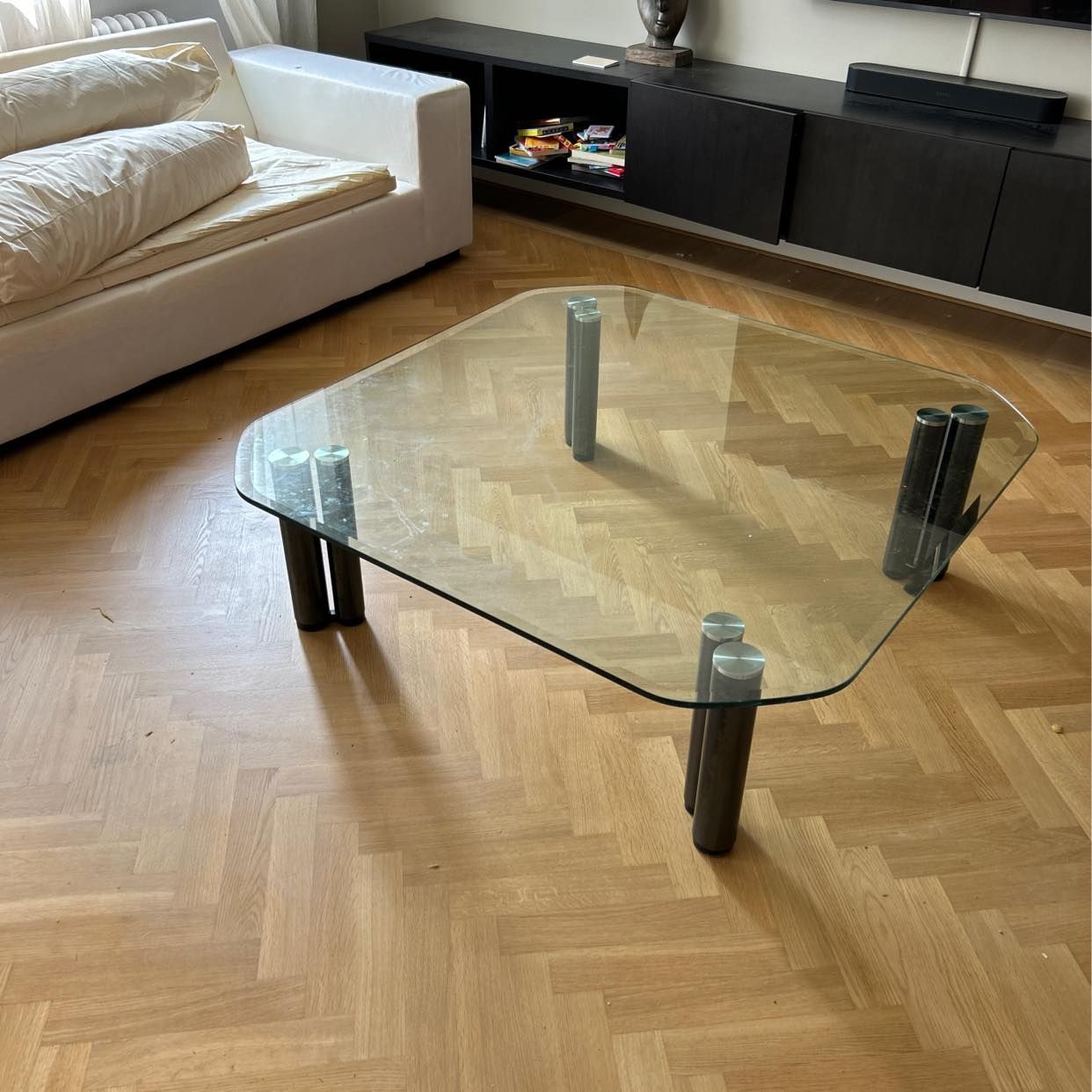 image of Ett glasbord och en soffa - 