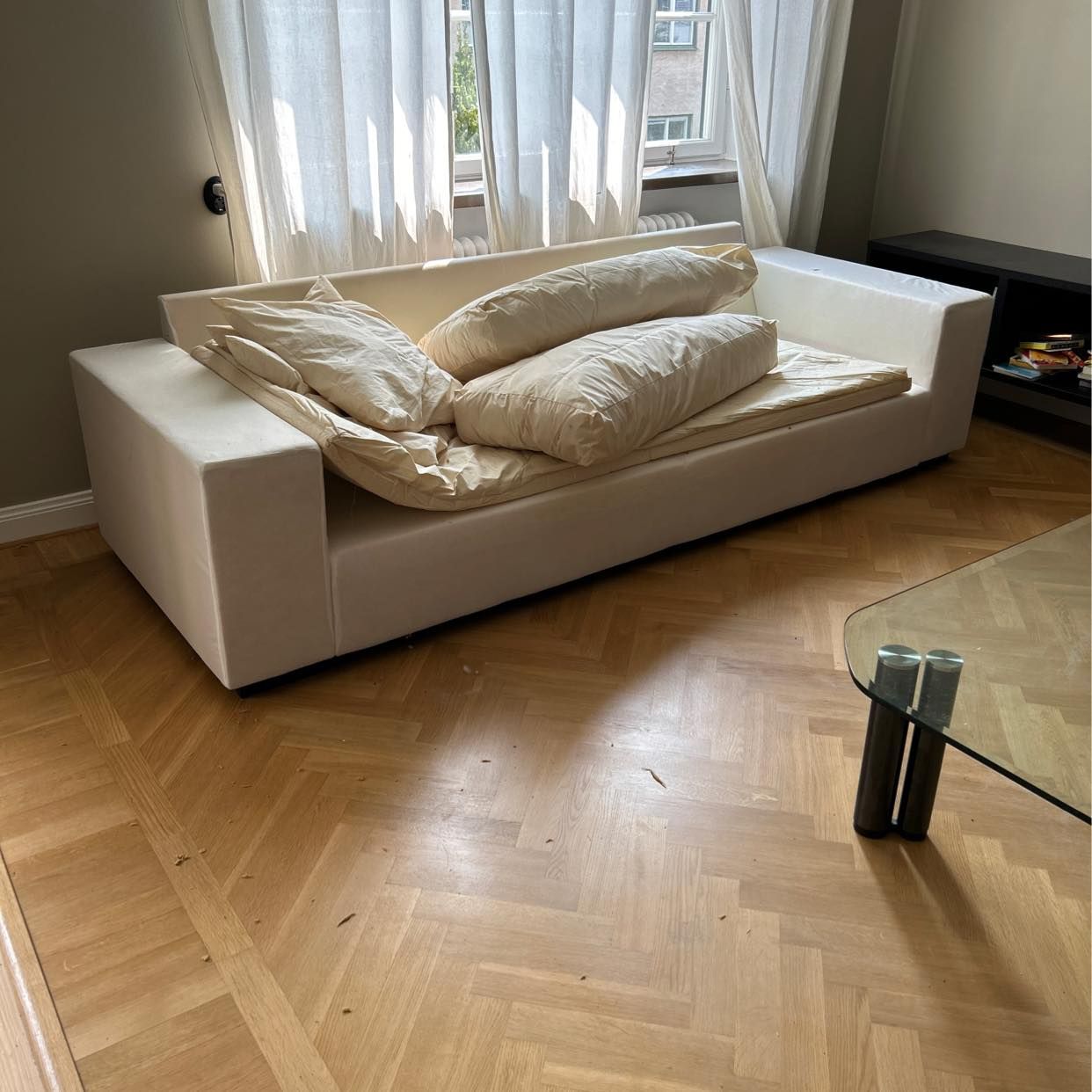 image of Ett glasbord och en soffa - 