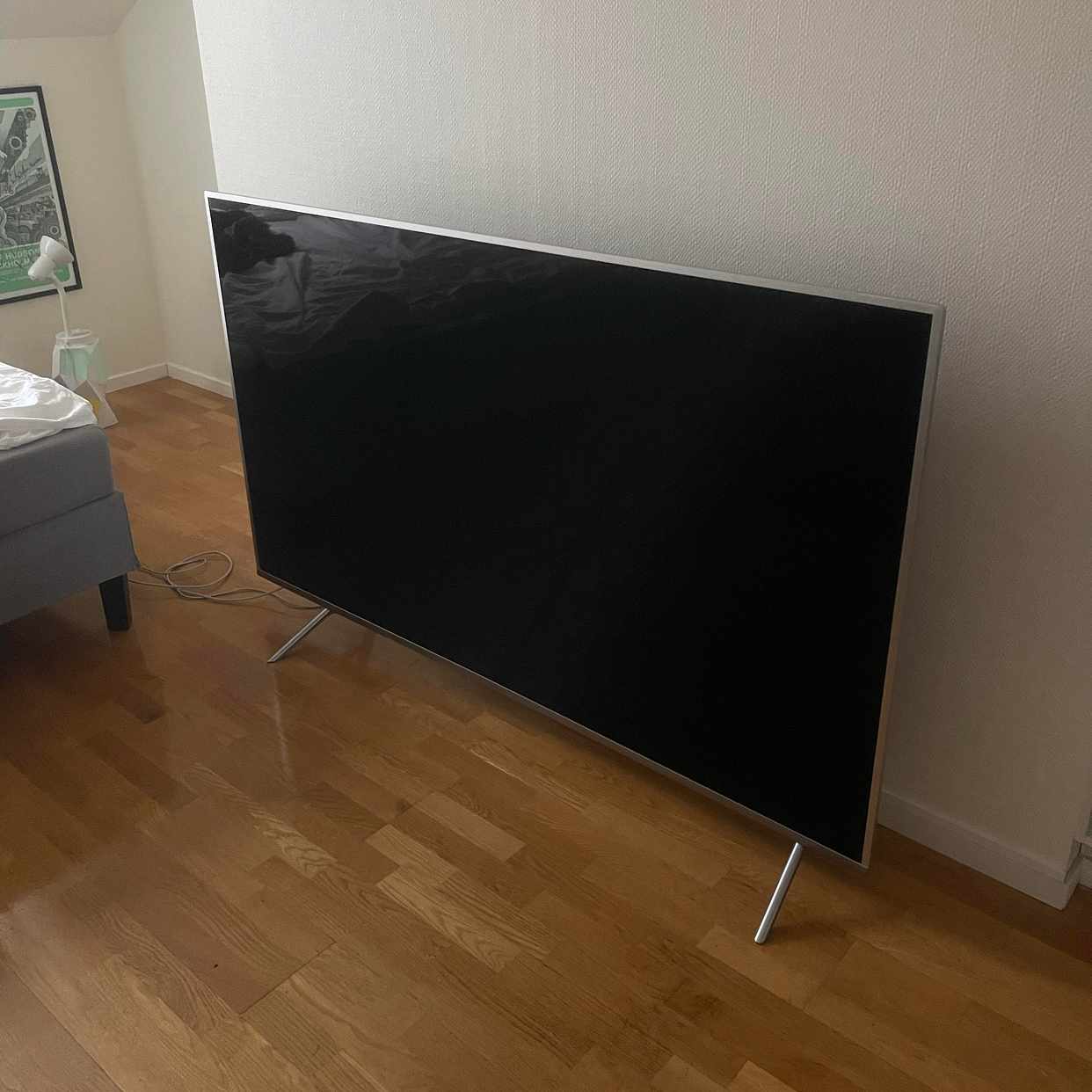 image of 75 tum TV och fåtölj - 