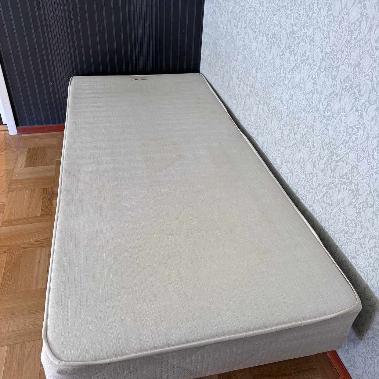 image of Bortskänkes säng 90 cm - Solna