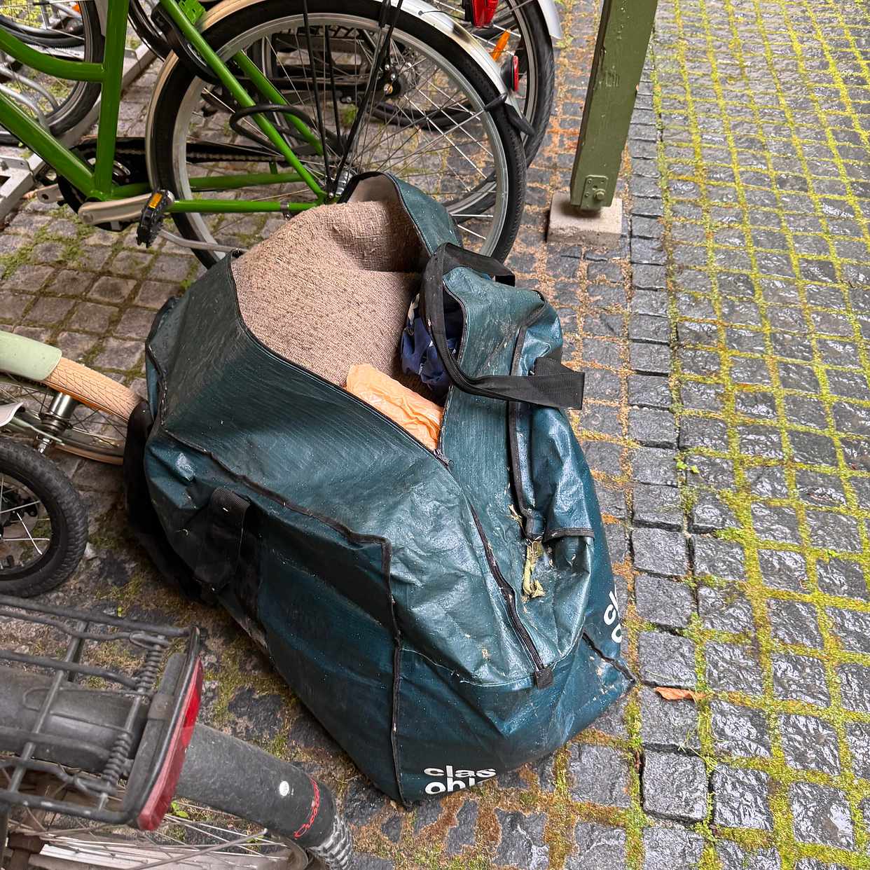 image of Påse med en matta. - Östermalm