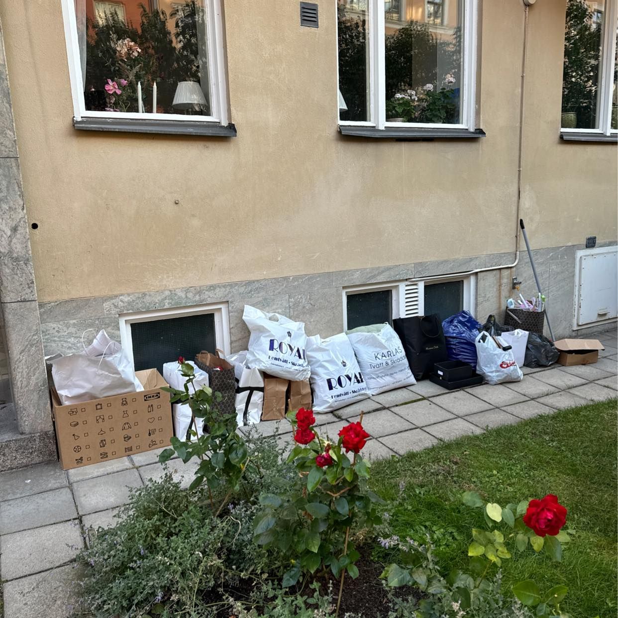 image of Bortforslas böcker& sopor - Stockholm