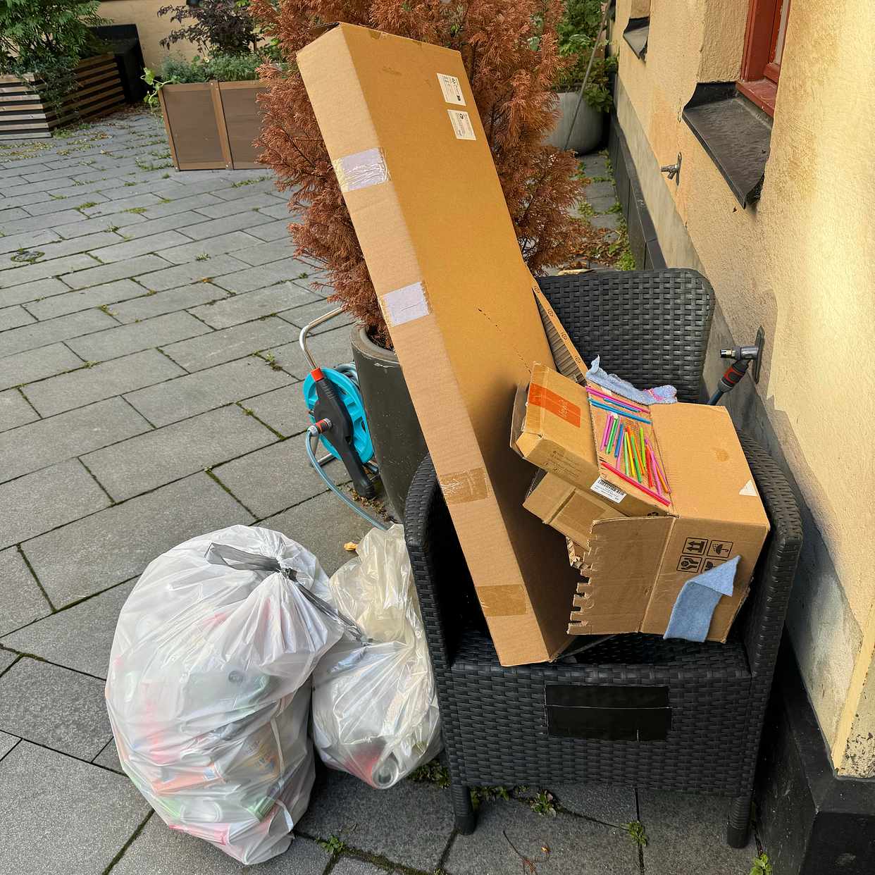 image of Trash and 2 bags of pant - Stockholm City