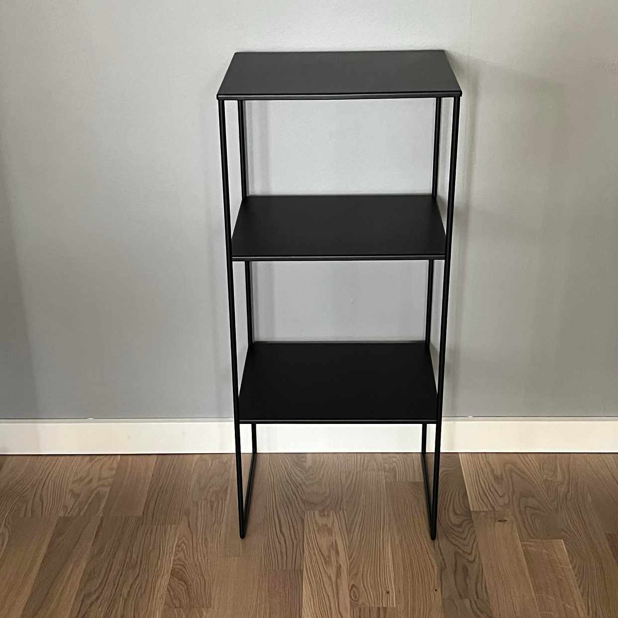 image of Svart sidobord i metall - Täby