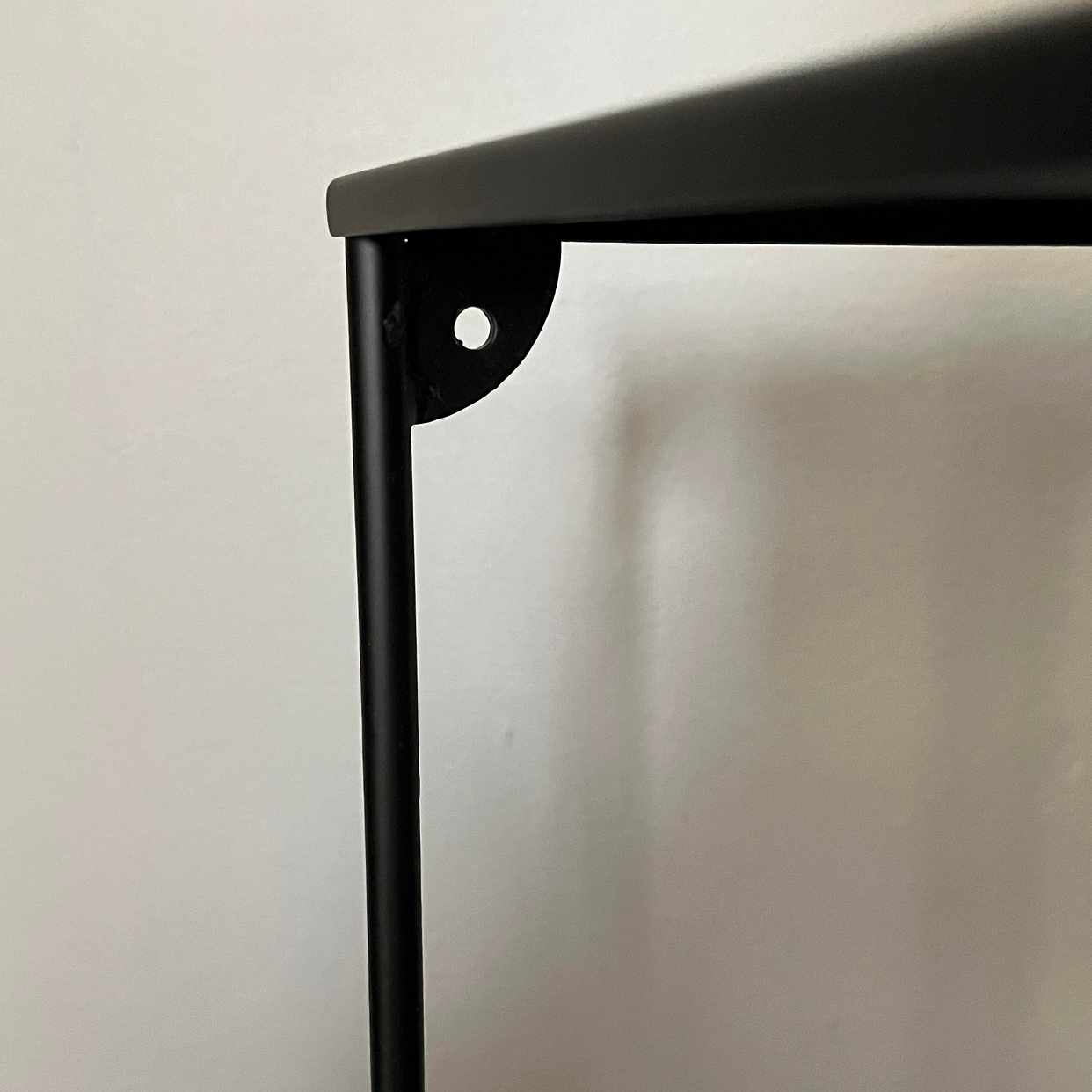 image of Svart sidobord i metall - Täby