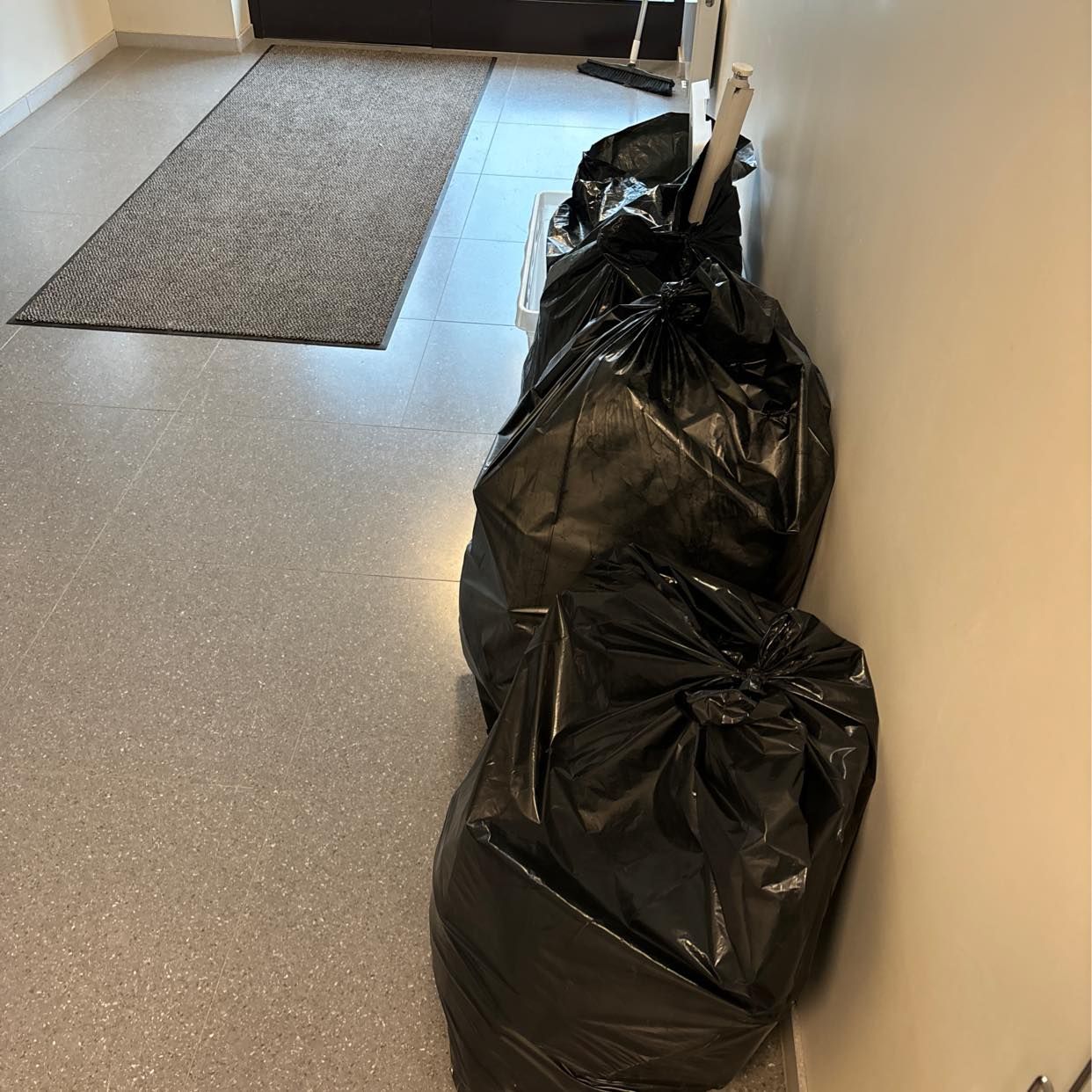 image of Hjälp med att slänga - Bromma