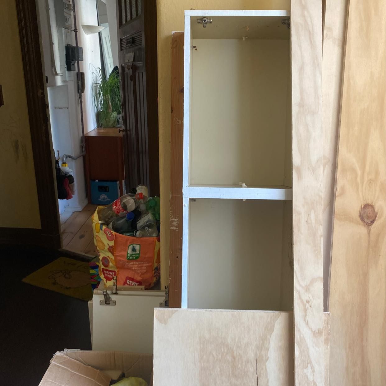 image of Ein tisch und Holzschrank - Tempelhof-Schöneberg