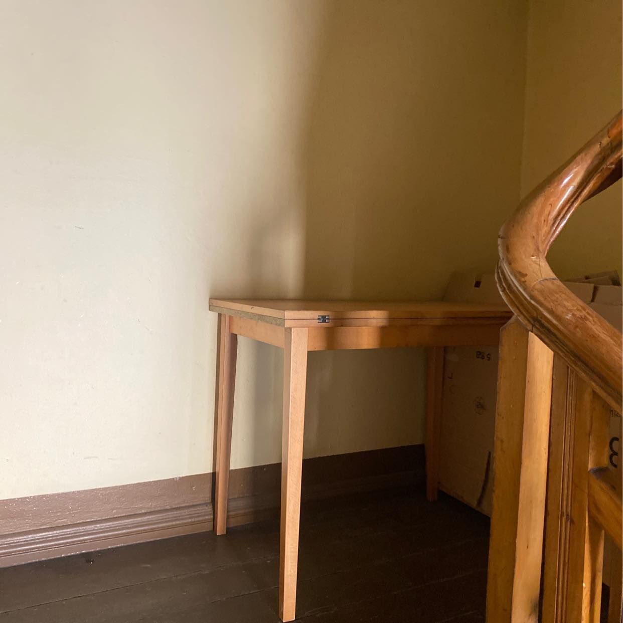 image of Ein tisch und Holzschrank - Tempelhof-Schöneberg