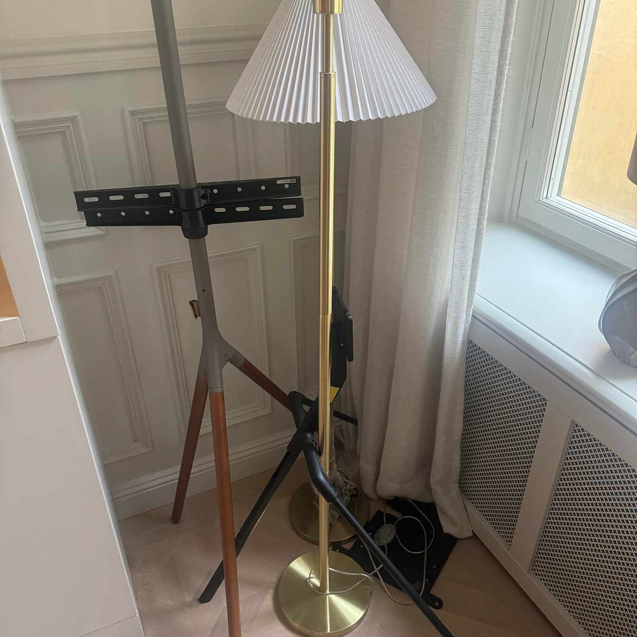 image of Skåp, matta, bord mm - 