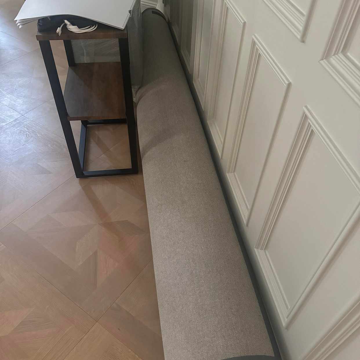 image of Skåp, matta, bord mm - 