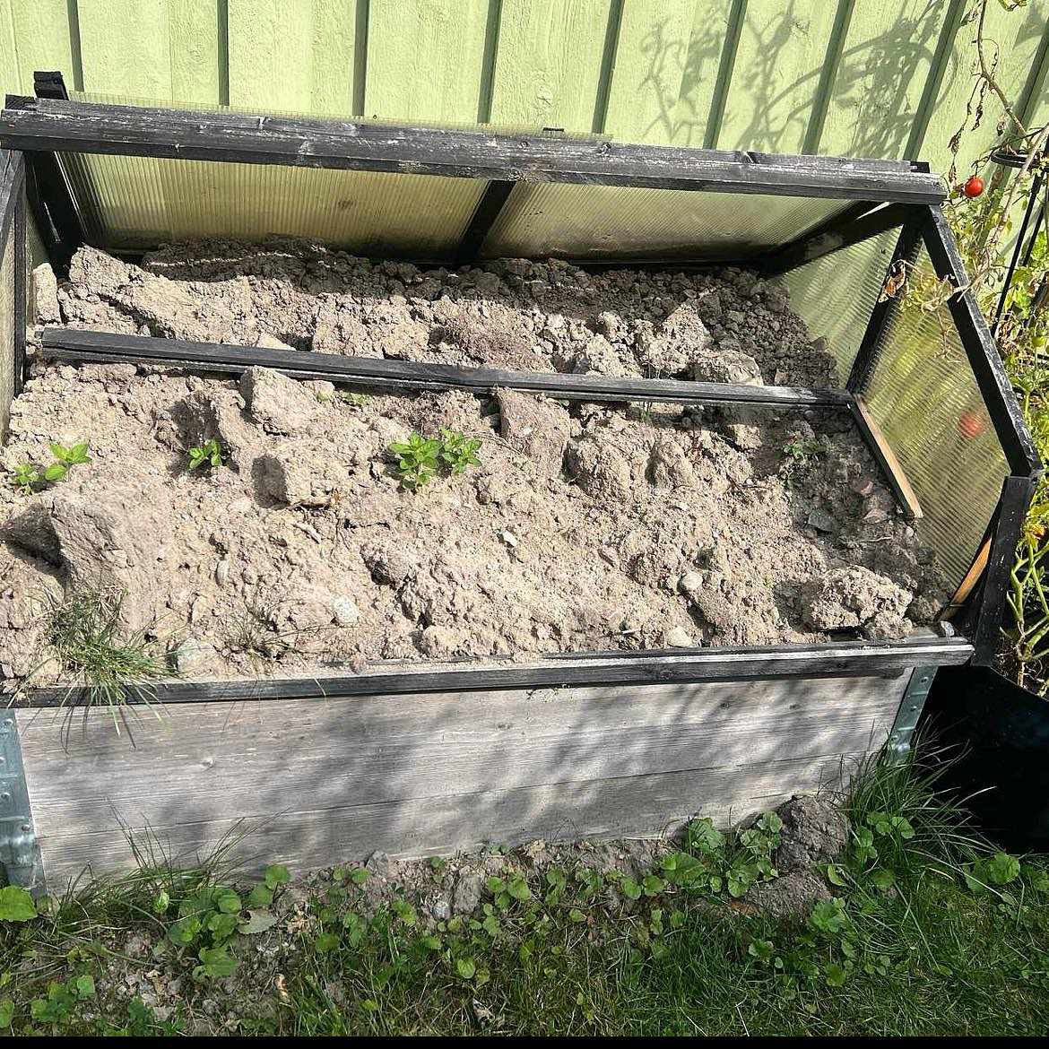 image of Wooden pallets + soil - Upplands Väsby