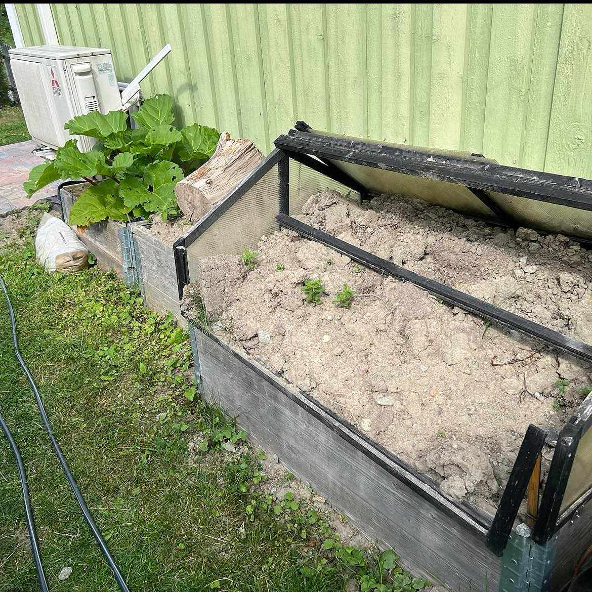 image of Wooden pallets + soil - Upplands Väsby