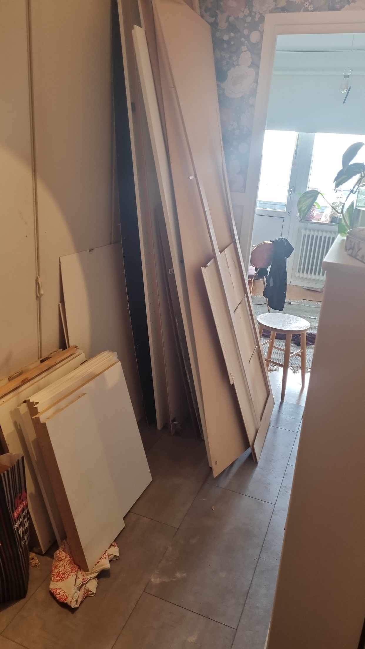image of Trä från gamla köksskåp. - Upplands Väsby