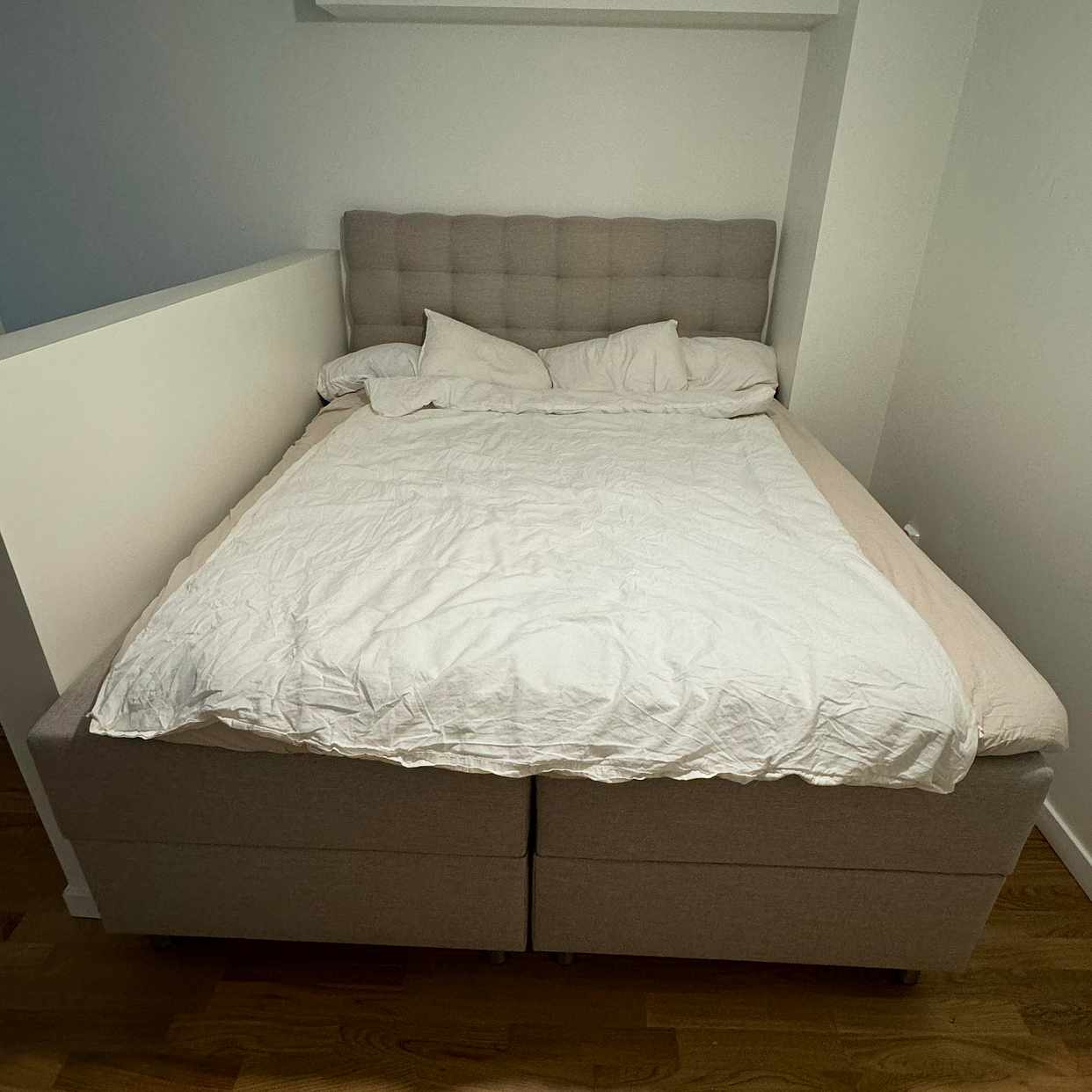 image of Bed and small Sofa - 