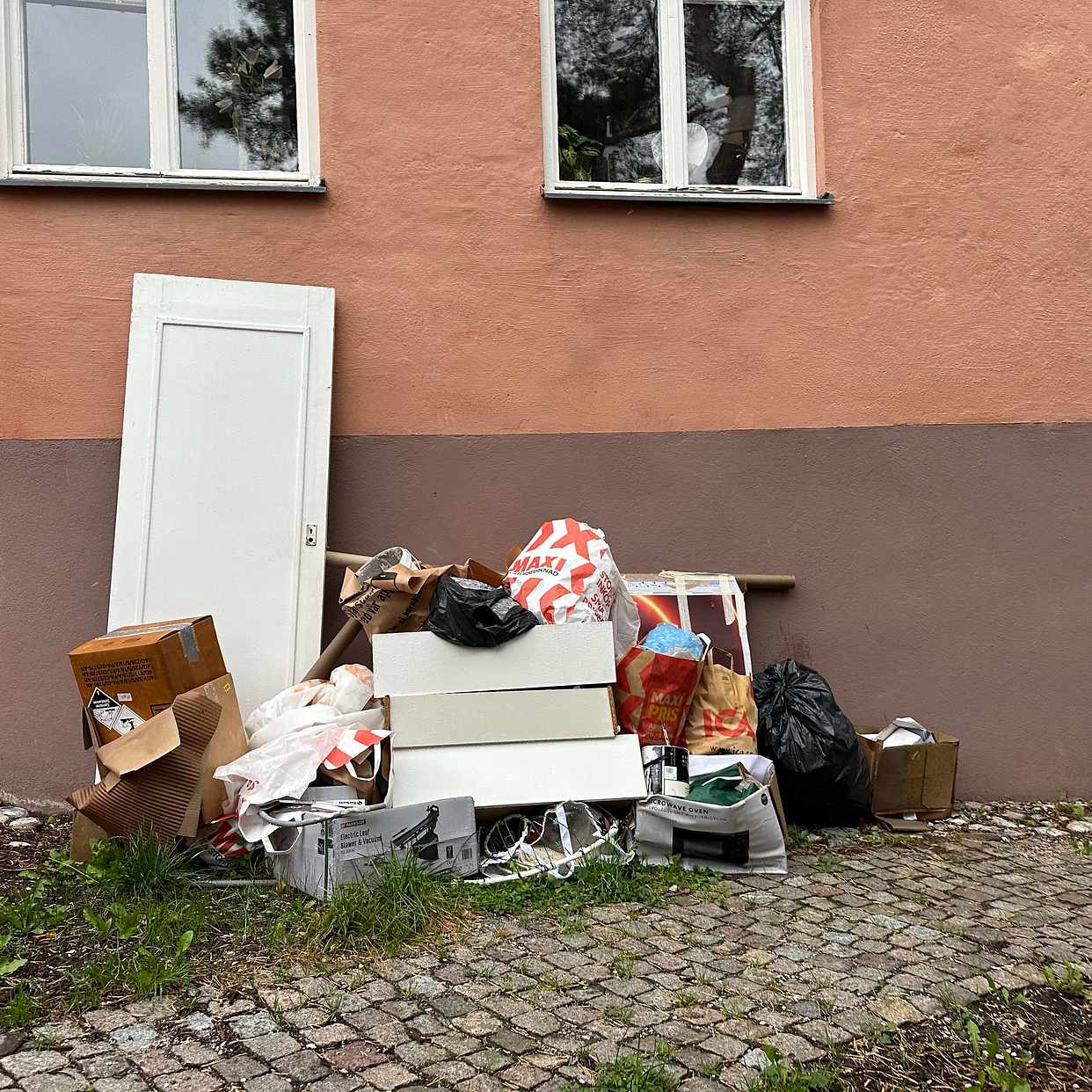 image of Trash and recyclables - Solna