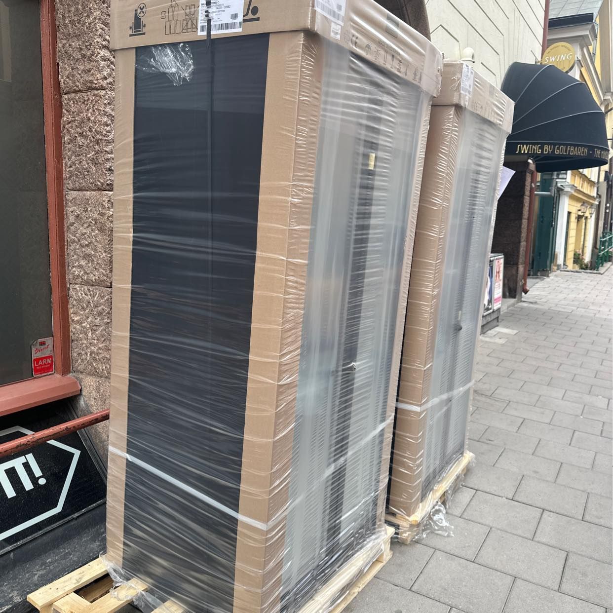 image of Två kylskåp bäras in - 